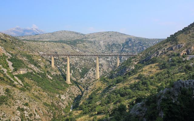 Het Mala Rijeka-viaduct op de spoorlijn Belgrado - Bar in Montenegro