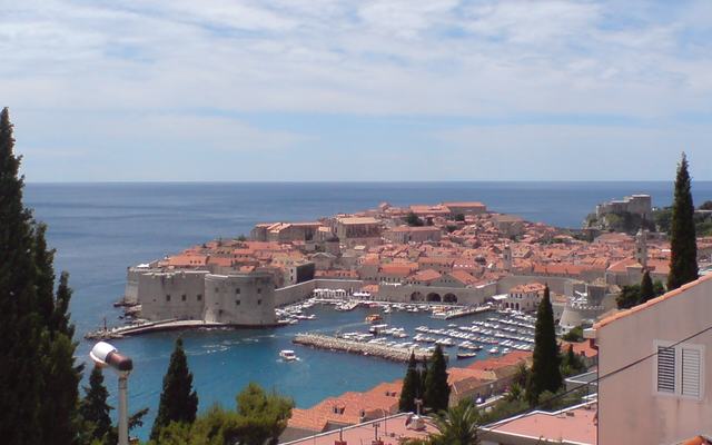 Zonnige zomerdag boven de oude stad van Dubrovnik