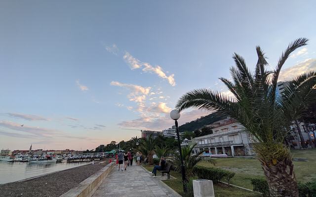 De oude stad van Budva op een schiereiland met het strand ernaast
