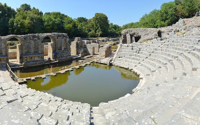Het antieke theater van Butrint tussen de bomen