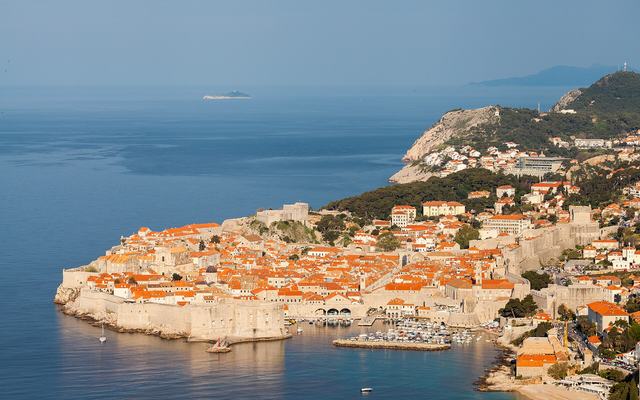De oude stad en stadsmuren van Dubrovnik aan de Adriatische Zee