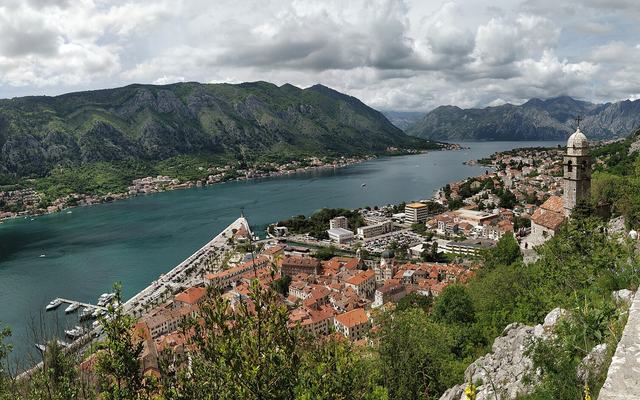 Uitzicht op de oude stad van Kotor en de baai vanaf de stadsmuren
