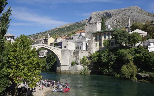 De Oude Brug van Mostar over de turquoise Neretva in Bosnië en Herzegovina