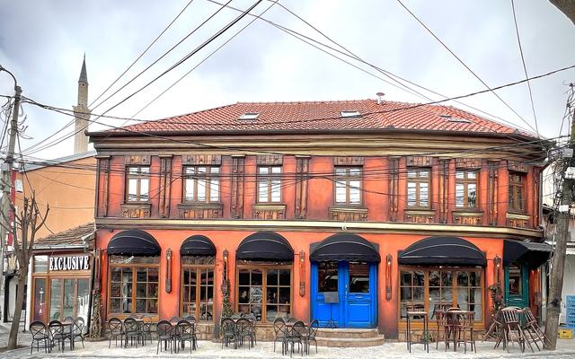 Uitzicht over de oude stad van Prizren in Kosovo met moskee en stenen brug