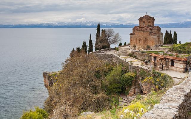 De kerk van Sint-Jovan Kaneo boven het Meer van Ohrid in Noord-Macedonië