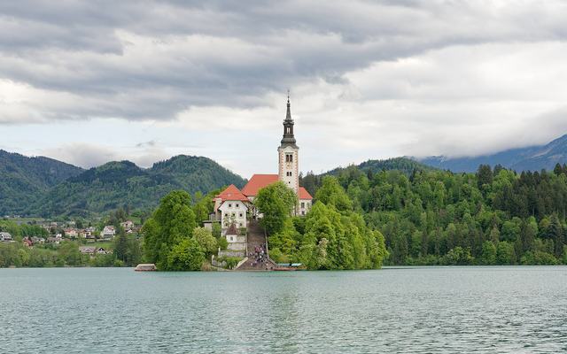 Het Meer van Bled met het eilandkerkje en de Julische Alpen