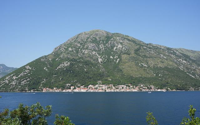Het kustplaatsje Perast aan de Baai van Kotor in Montenegro