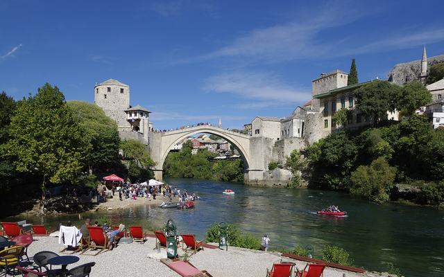 De Oude Brug van Mostar boven de groene Neretva