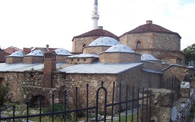 Uitzicht op de oude stad van Prizren met de Sinan Pasja-moskee en de rivier