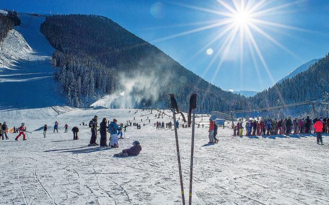 Besneeuwde pistes van skigebied Bansko in het Pirin-gebergte