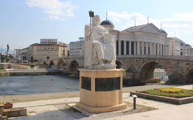 De Stenen Brug over de Vardar in Skopje met het centrum op de achtergrond