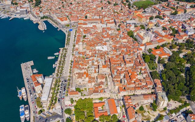 Het paleis van Diocletianus en de Riva in Split gezien vanaf zee