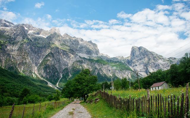 Het bergdorp Theth omringd door de pieken van de Albanese Alpen