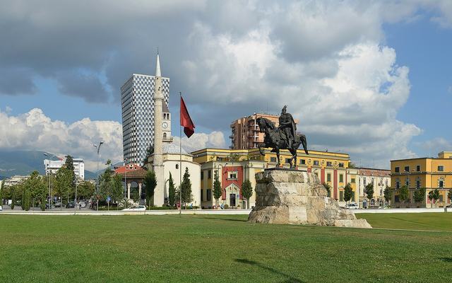 Het Skanderbegplein in Tirana met de Et'hem Bey-moskee en klokkentoren