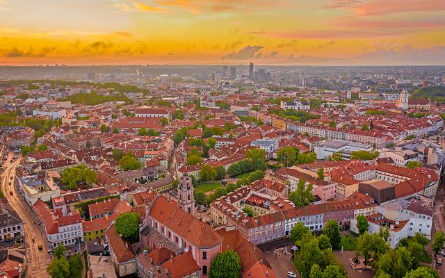 De oude stad van Kotor met de bergen op de achtergrond