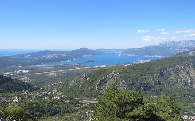 Uitzicht vanuit een vliegtuig op de Adriatische kust