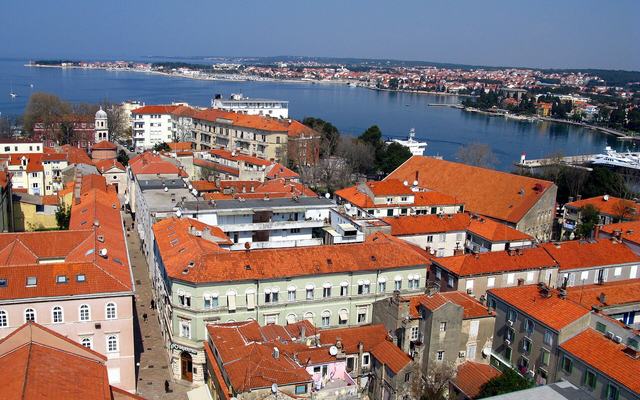 De oude stad van Zadar op het schiereiland met de klokkentoren van de kathedraal